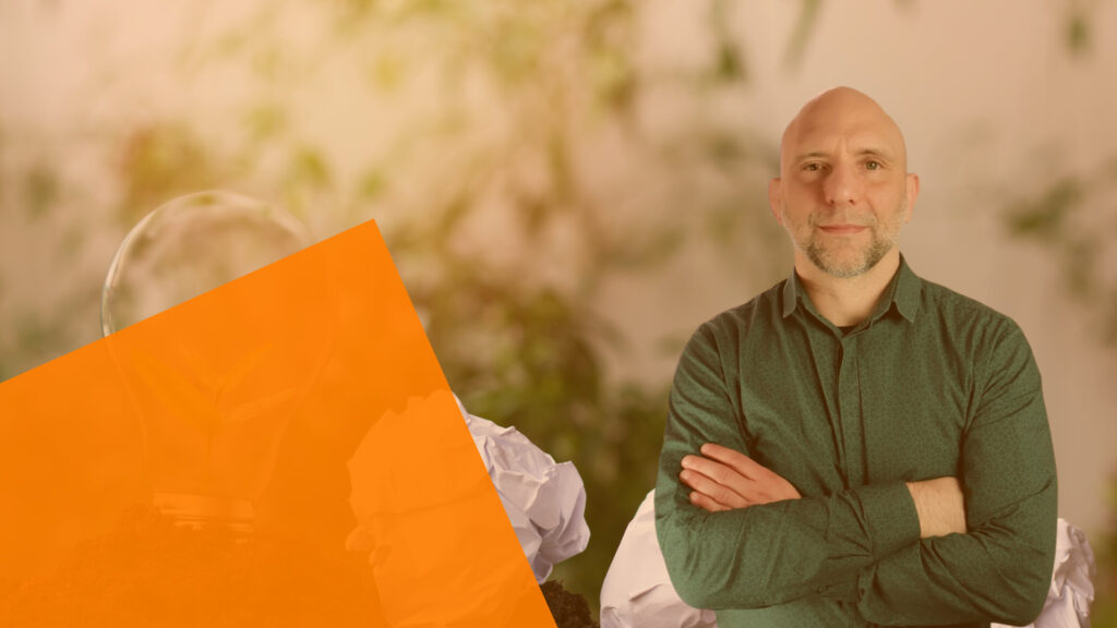 Ein Bild von Christian Eder im Hintergrund, 3 geknüllte Papiere