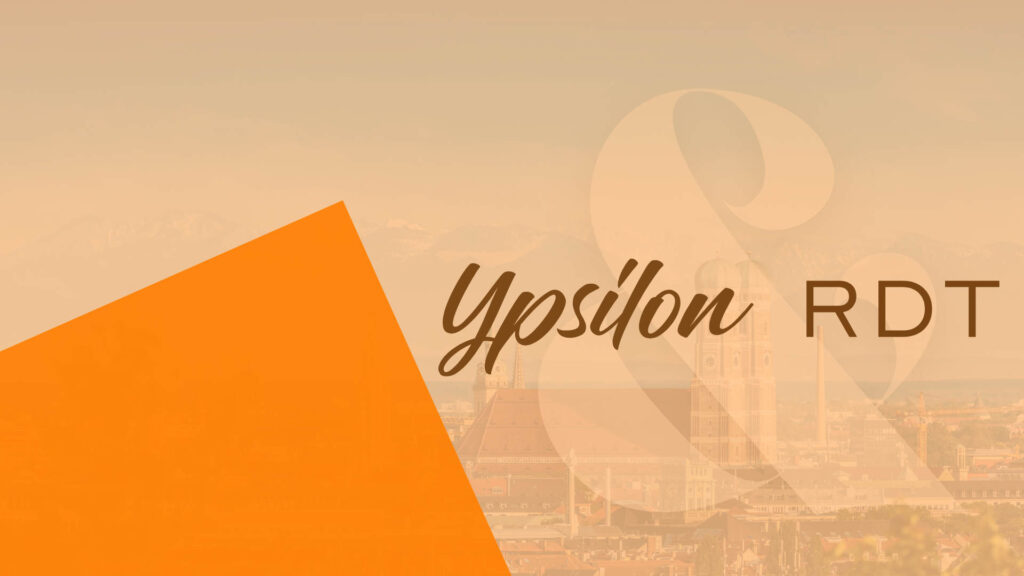 Ypsilon und RDT Logos und eine großes Und-Zeichen. Im Hintergrund ist die Skyline von München zu sehen.