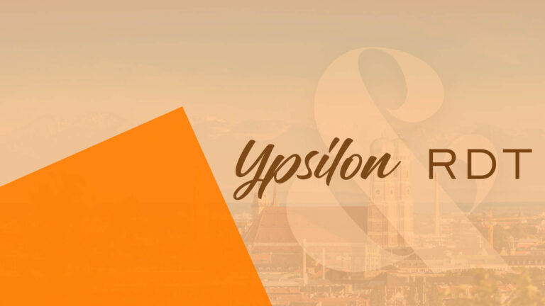 Ypsilon und RDT Logos und eine großes Und-Zeichen. Im Hintergrund ist die Skyline von München zu sehen.