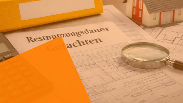 Gutachten mit Lupe und Ordner