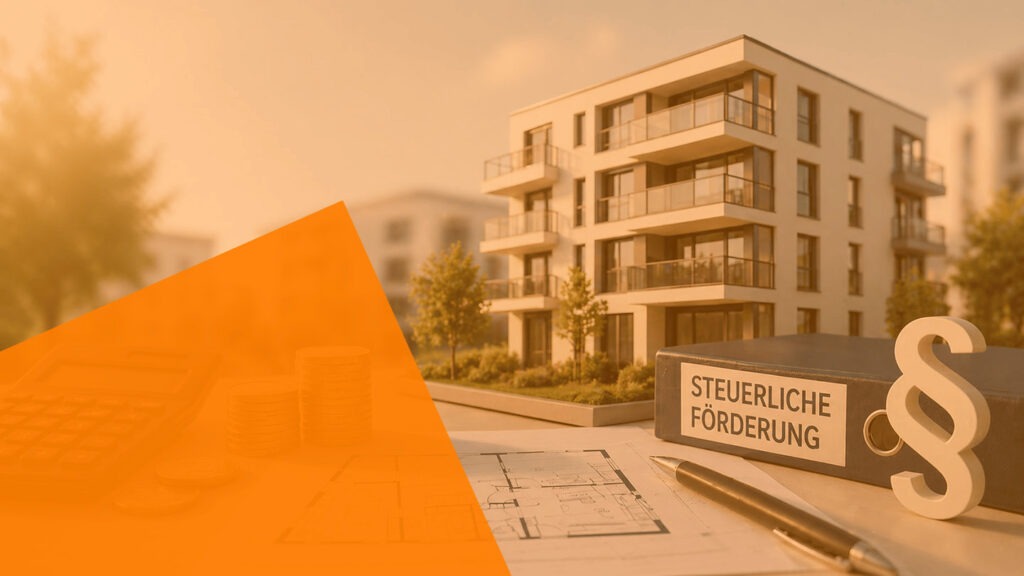 Eine Mehrfamilienhaus im Hintergrund und vorne liegt eine Ordner mit der Aufschrift Steuerliche Förderung
