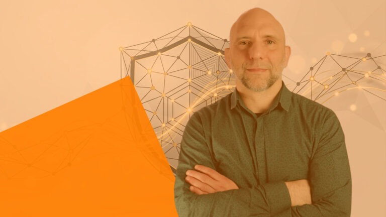 Portrait Christian Eder und im Hintergrund eine digitales schild
