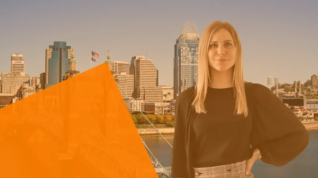 Skyline Cincinnati im Hintergrund mit Portrait Nina im Vordergrund