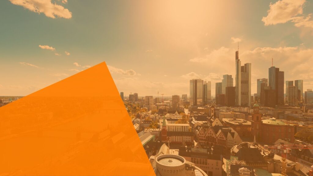 Im Hintergrund ist die Frankfurter Skyline
